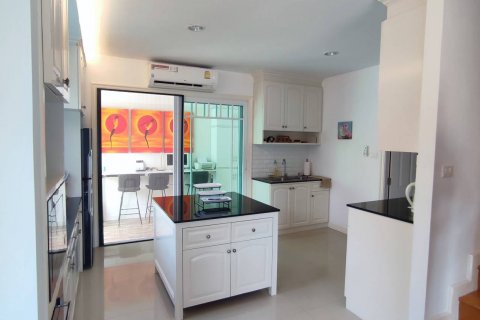 Casa de 3 dormitorios en Bang Lamung, Tailandia № 107942 - foto 11