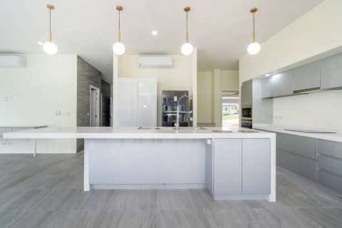 Chalet de 3 dormitorios en Phuket, Tailandia № 132772 - foto 4