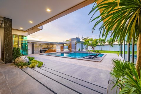 Casa de 6 dormitorios en Pattaya, Tailandia № 78857 - foto 3