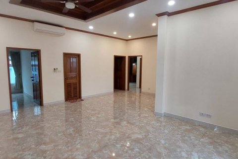 Casa de 3 dormitorios en Pattaya, Tailandia № 116660 - foto 10