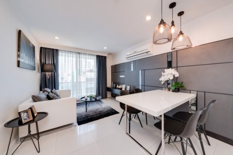 Condominio de 2 dormitorios en Bang Rak, Bangkok, Tailandia № 80331 - foto 2