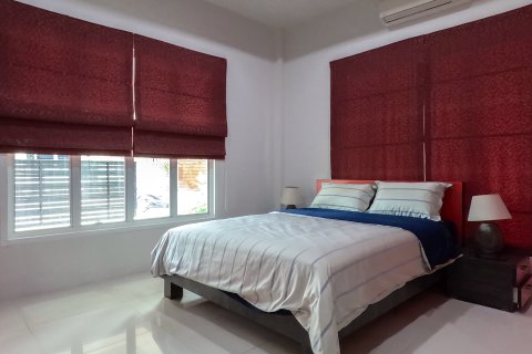 Chalet de 3 dormitorios en Pattaya, Tailandia № 130446 - foto 17