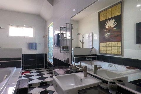 Chalet de 3 dormitorios en Pattaya, Tailandia № 130446 - foto 22
