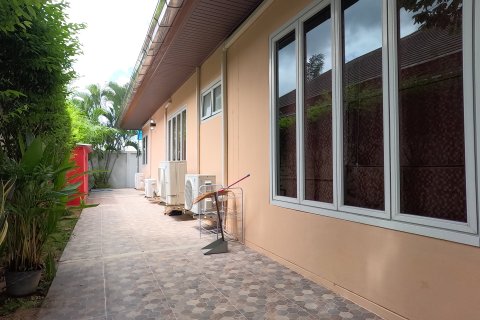 Chalet de 3 dormitorios en Pattaya, Tailandia № 130446 - foto 13