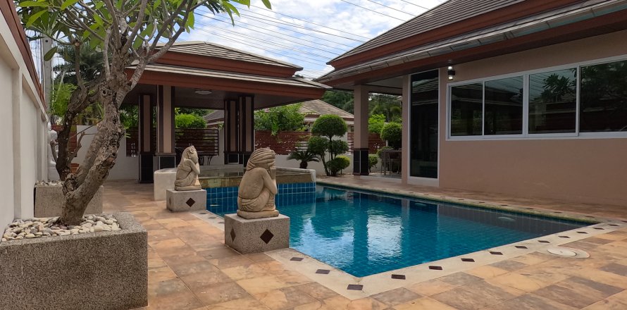 Chalet de 3 dormitorios en Pattaya, Tailandia № 130446