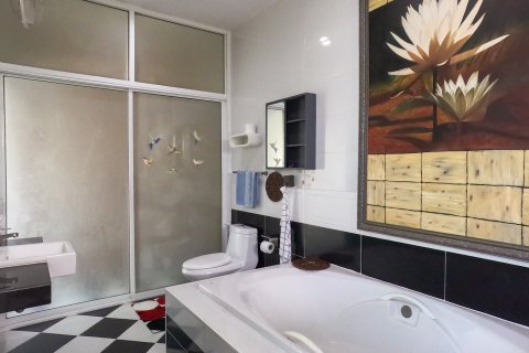 Chalet de 3 dormitorios en Pattaya, Tailandia № 130446 - foto 11
