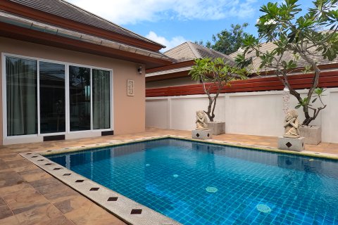 Chalet de 3 dormitorios en Pattaya, Tailandia № 130446 - foto 2