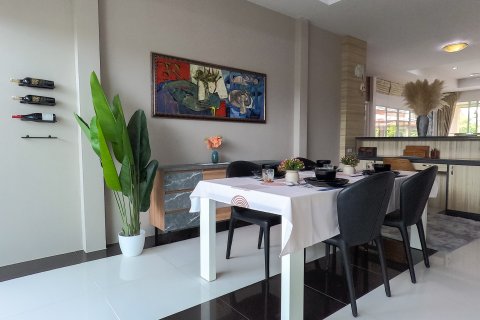 Chalet de 3 dormitorios en Pattaya, Tailandia № 130446 - foto 27