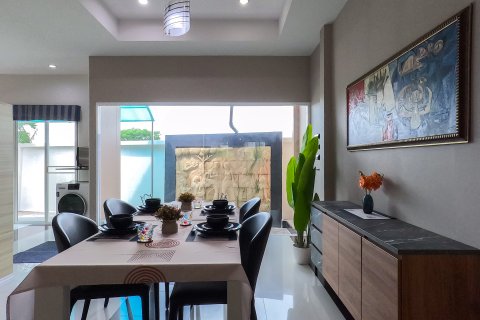 Chalet de 3 dormitorios en Pattaya, Tailandia № 130446 - foto 15