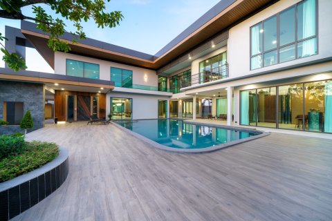 Chalet de 6 dormitorios en Pattaya, Tailandia № 130443 - foto 3