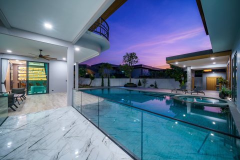 Chalet de 6 dormitorios en Pattaya, Tailandia № 130443 - foto 5