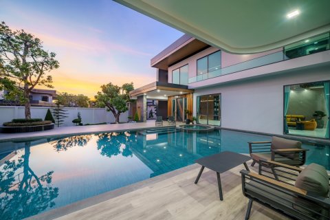 Chalet de 6 dormitorios en Pattaya, Tailandia № 130443 - foto 4