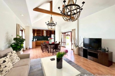 Casa de 4 dormitorios en Pattaya, Tailandia № 132310 - foto 4