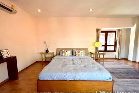 Casa de 4 dormitorios en Pattaya, Tailandia № 132310 - foto 11