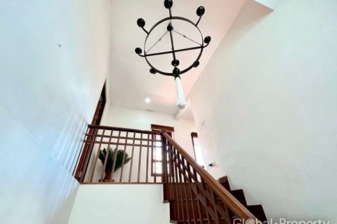 Casa de 4 dormitorios en Pattaya, Tailandia № 132310 - foto 7