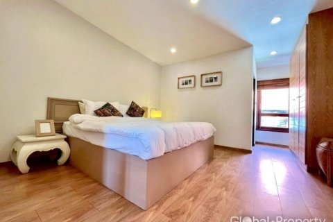 Casa de 4 dormitorios en Pattaya, Tailandia № 132310 - foto 12