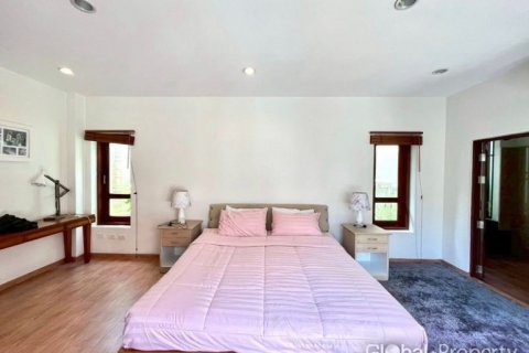 Casa de 4 dormitorios en Pattaya, Tailandia № 132310 - foto 16