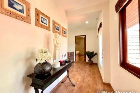Casa de 4 dormitorios en Pattaya, Tailandia № 132310 - foto 6