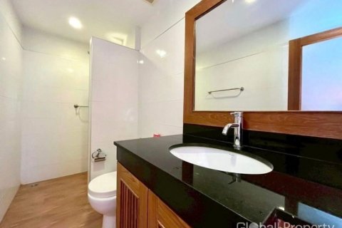 Casa de 4 dormitorios en Pattaya, Tailandia № 132310 - foto 14