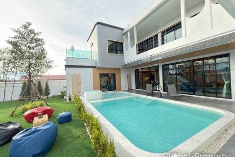 Casa de 5 dormitorios en Pattaya, Tailandia № 125757 - foto 27