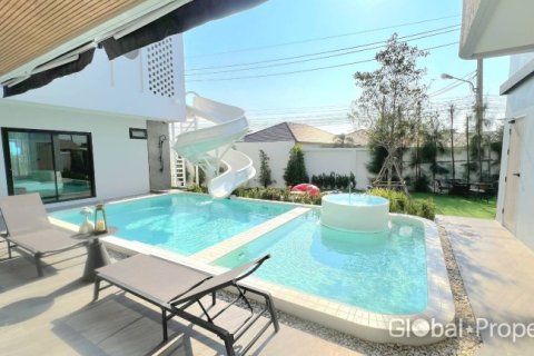 Casa de 5 dormitorios en Pattaya, Tailandia № 125757 - foto 24