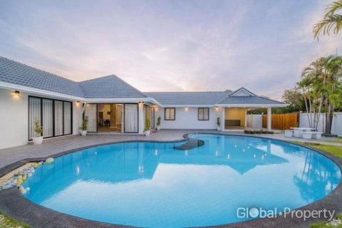 Casa de 3 dormitorios en Pattaya, Tailandia № 125754 - foto 30