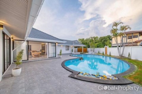 Casa de 3 dormitorios en Pattaya, Tailandia № 125754 - foto 20