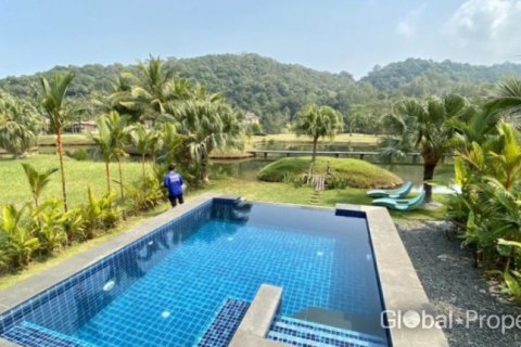 Casa de 3 dormitorios en Ko Chang, Tailandia № 125759 - foto 2