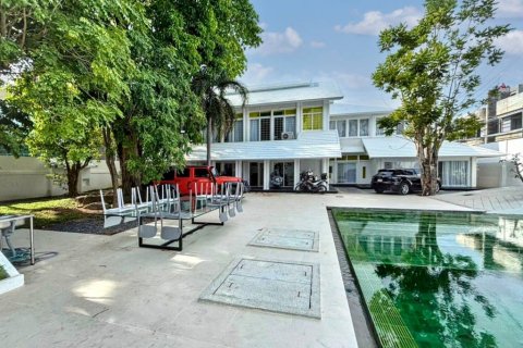 Chalet de 6 dormitorios en Surat Thani, Tailandia № 132990