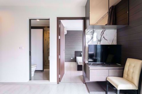 Condominio de 2 dormitorios en Ratchathewi, Bangkok, Tailandia № 76966 - foto 6