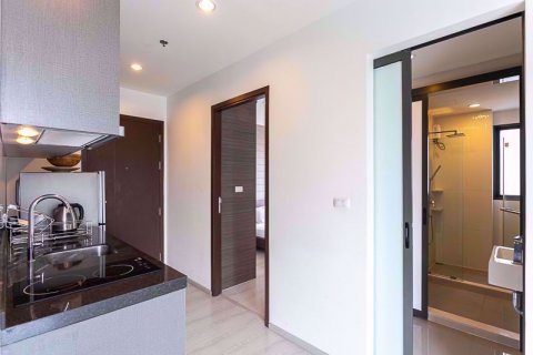 Condominio de 2 dormitorios en Ratchathewi, Bangkok, Tailandia № 76966 - foto 5