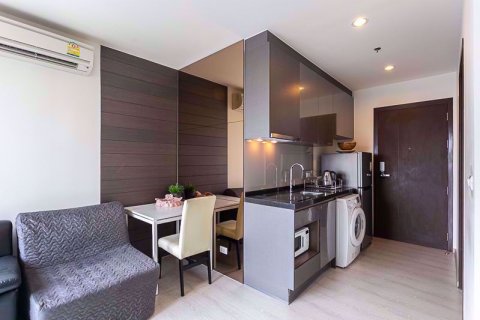 Condominio de 2 dormitorios en Ratchathewi, Bangkok, Tailandia № 76966 - foto 2