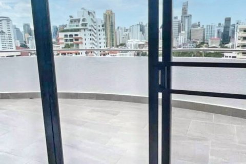Condo in Bangkok, Thailand, 3 bedrooms № 132746 - photo 8