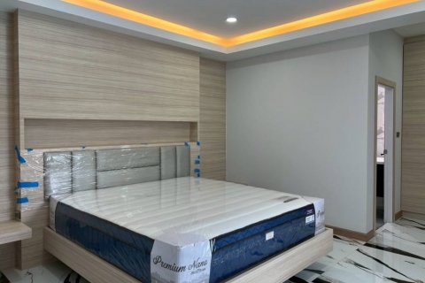 Chalet de 5 dormitorios en Pattaya, Tailandia № 132748 - foto 10