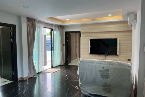 Chalet de 5 dormitorios en Pattaya, Tailandia № 132748 - foto 5
