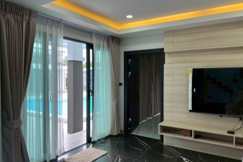 Chalet de 5 dormitorios en Pattaya, Tailandia № 132748 - foto 7