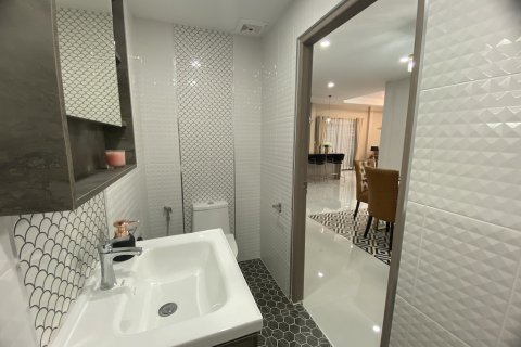 Chalet de 4 dormitorios en Pattaya, Tailandia № 101509 - foto 17