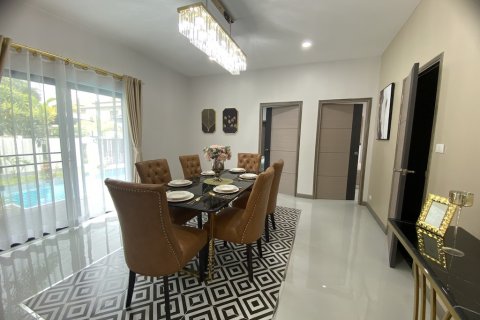 Chalet de 4 dormitorios en Pattaya, Tailandia № 101509 - foto 11