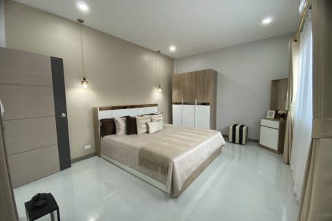 Chalet de 4 dormitorios en Pattaya, Tailandia № 101509 - foto 18