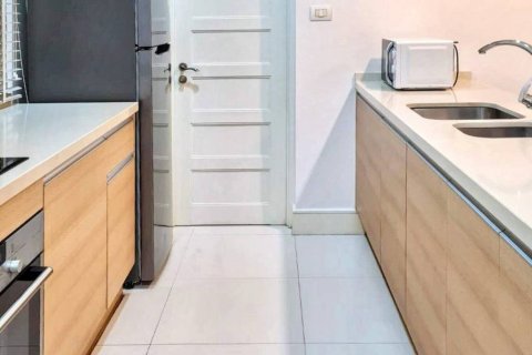 Condominio de 2 dormitorios en Khlong Toei, Bangkok, Tailandia № 132820 - foto 4