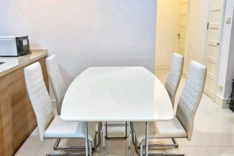 Condominio de 2 dormitorios en Khlong Toei, Bangkok, Tailandia № 132820 - foto 3