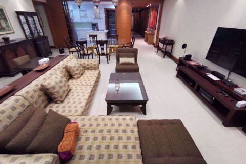 Condominio de 3 dormitorios en Sathon, Bangkok, Tailandia № 76740 - foto 2