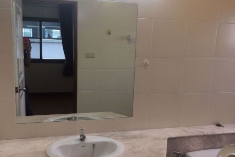 Condominio de 3 dormitorios en Khlong Toei, Bangkok, Tailandia № 76118 - foto 9