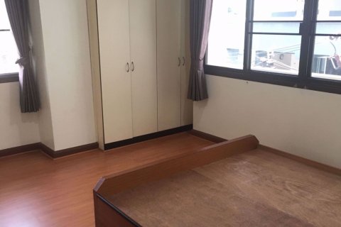Condominio de 3 dormitorios en Khlong Toei, Bangkok, Tailandia № 76118 - foto 5