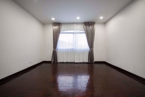 Casa de 6 dormitorios en Watthana, Bangkok, Tailandia № 76117 - foto 28