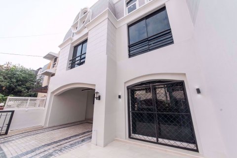 House in Watthana, Bangkok, Thailand 6 bedrooms № 76117