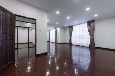 Casa de 6 dormitorios en Watthana, Bangkok, Tailandia № 76117 - foto 14