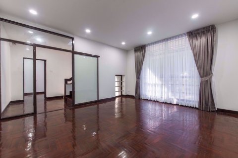 Casa de 6 dormitorios en Watthana, Bangkok, Tailandia № 76117 - foto 15