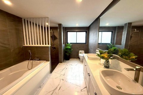 House in Pattaya, Thailand 4 bedrooms № 133104 - photo 11