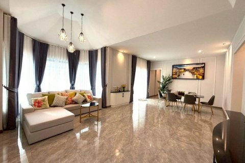 House in Pattaya, Thailand 4 bedrooms № 133104 - photo 8